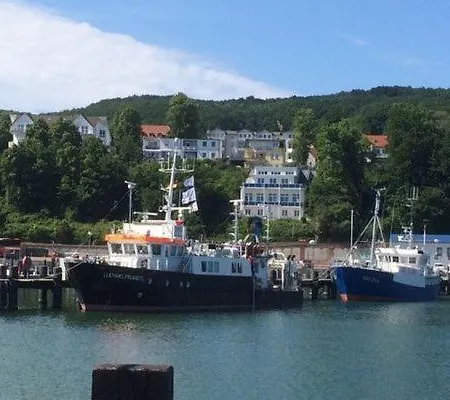 Im Hang Direkt Am Hafen, 6 Betten, 175m2 Appartamento Sassnitz