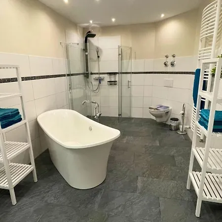 Im Hang Direkt Am Hafen, 6 Betten, 175m2 Appartamento Sassnitz